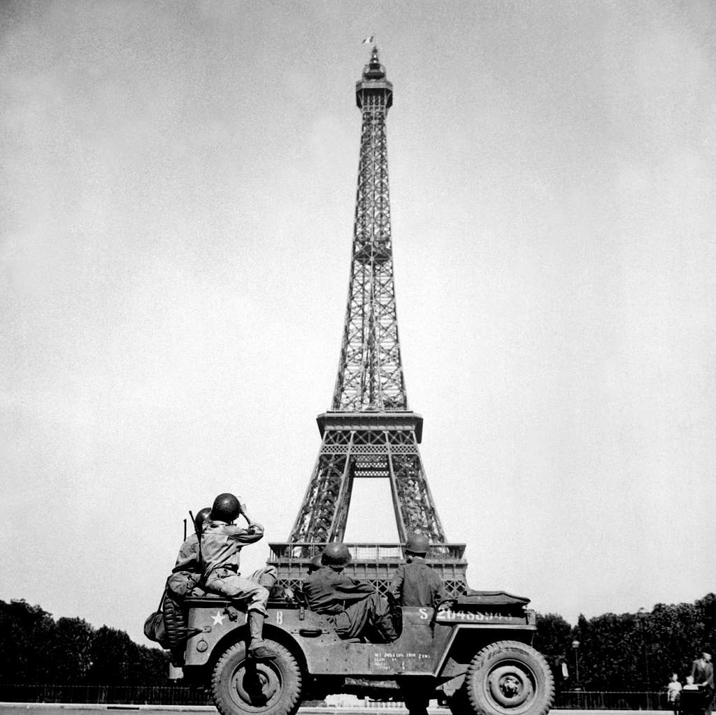 Soldiers of the 4th U.S. Infantry Division look at the… — PICRYL - Public Domain Media Search Engine